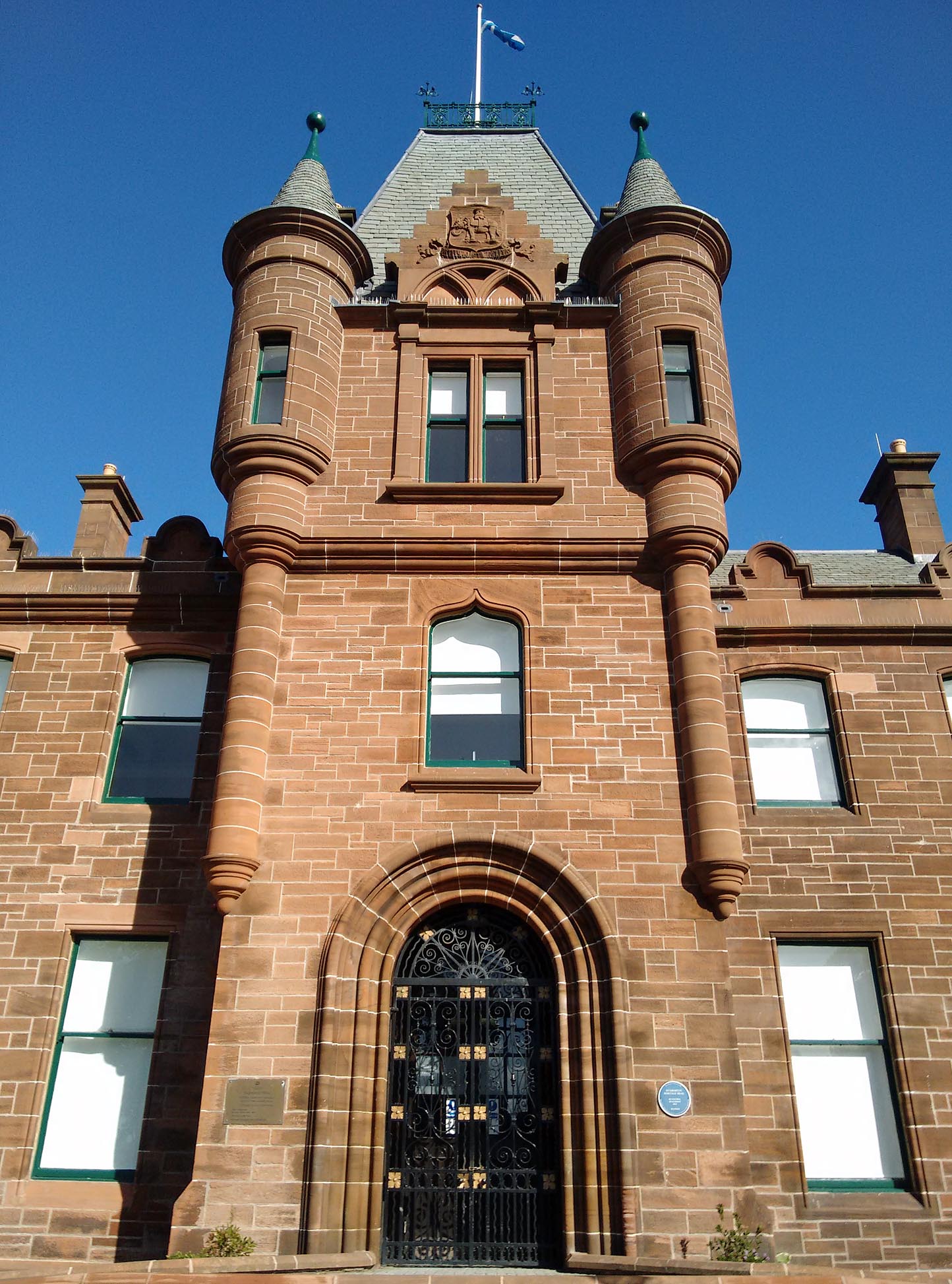 Dumbarton Municipal Buildings on Glasgow Road, viewed from the street.