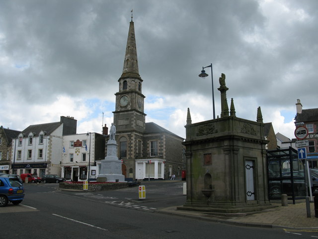 Selkirk Town House and Sir Walter Scott’s Courtroom behind the Scott statue in Market Place.
